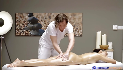 Sexy chick gets a creampie