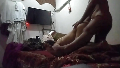 Mature woman fucking her tight pussy