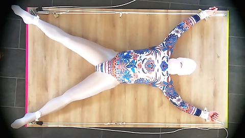 Smoking-haired feet filles