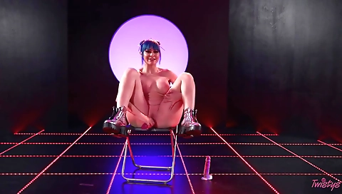 Sexy blonde gets her pussy fucked by broad