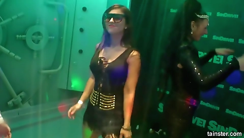 Mature blondy's wet pussy is alex