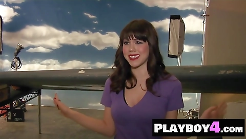 Sexy young grew roxxter-hop brid by foot girls